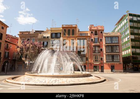 Spain, Balearic Islands, Palma, Traffic circle fountain with row houses in background