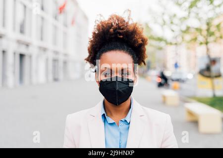 Businesswoman wearing protective face mask for smog Stock Photo