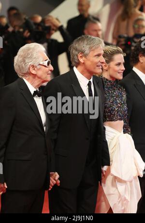 Cannes, France. 23rd May, 2022. David Cronenberg, Viggo Mortensen and Kristen Stewart arriving on the red carpet for the Crimes of the Future gala screening for the 75th Cannes Film Festival in Cannes, France. Credit: Doreen Kennedy/Alamy Live News. Stock Photo