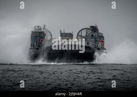 BALTIC SEA (May 20, 2022) – Landing Craft, Air Cushion, attached to Assault Craft Unit 4, launched from the Wasp-class amphibious assault ship USS Kearsarge (LHD 3), performs ship-to-shore maneuvers in the Baltic Sea, May 20, 2022. The Kearsarge Amphibious Ready Group and embarked 22nd Marine Expeditionary Unit, under the command and control of Task Force 61/2, is on a scheduled deployment in the U.S. Naval Forces Europe area of operations, employed by U.S. Sixth Fleet to defend U.S., Allied and Partner interests. (U.S. Navy photo by Mass Communication Specialist 3rd Class Taylor Parker) Stock Photo