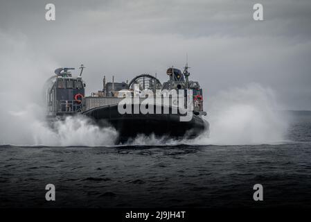 BALTIC SEA (May 20, 2022) – Landing Craft, Air Cushion, attached to Assault Craft Unit 4, launched from the Wasp-class amphibious assault ship USS Kearsarge (LHD 3), performs ship-to-shore maneuvers May 20, 2022. The Kearsarge Amphibious Ready Group and embarked 22nd Marine Expeditionary Unit, under the command and control of Task Force 61/2, is on a scheduled deployment in the U.S. Naval Forces Europe area of operations, employed by U.S. Sixth Fleet to defend U.S., Allied and Partner interests. (U.S. Navy photo by Mass Communication Specialist 3rd Class Taylor Parker) Stock Photo