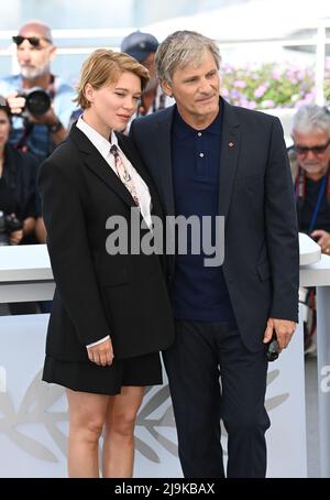 Lea Seydoux and Viggo Mortensen at the Crimes of the Future photocall during the 75th Cannes Film Festival in Cannes, France. Picture date: Tuesday May 24, 2022. Stock Photo