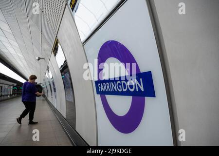 London, UK.  24 May 2022. Farringdon station platform as passengers ride the newly opened Elizabeth Line.  The total cost has been estimated at £18.9 billion and the new line will boost capacity and cut journey times for east-west travel across the capital but will operate as three separate sections until the autumn.  Credit: Stephen Chung / Alamy Live News Stock Photo