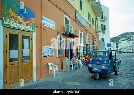 Ape Dreirad auf der Corso Piscane, Flaniermeile am Hafen von Ponza, Pontinischen Inseln, Tyrrhenischen Meer, Italien, Mittelmeer, Europa | Ape car on Stock Photo