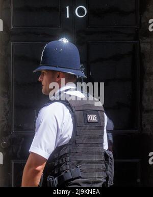 London, UK. 24th May, 2022. A Policeman at the door of Number 10. The Government is under pressure with new photos emerging of the Prime Minister drinking. Credit: Mark Thomas/Alamy Live News Stock Photo