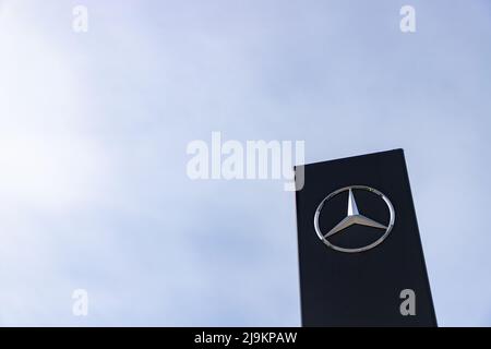 A picture of a Mercedes Benz sign at a car dealership. Stock Photo