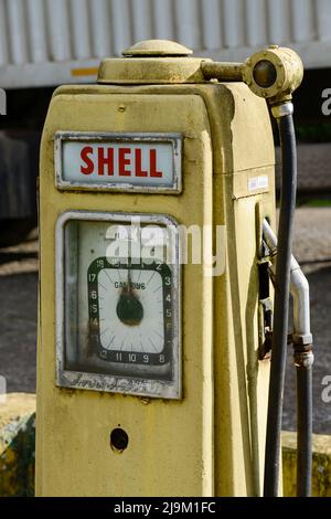 KENYA, Kangaita, old Shell petrol pump / KENIA, Kangaita, Tankstelle, alte Shell Zapfsäule Stock Photo