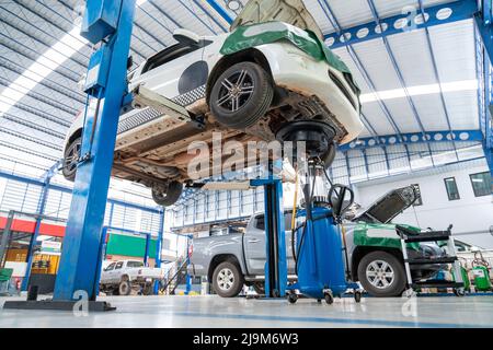 Automotive industry, Car repair service center the epoxy floor in car factory service , The interior of a big industrial building or factory with stee Stock Photo
