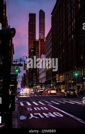 Abenddämmerung in den Strassen von New York Stock Photo