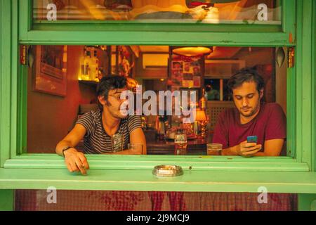 Mates hangin' out in a bar in Kolonaki, Athens Stock Photo