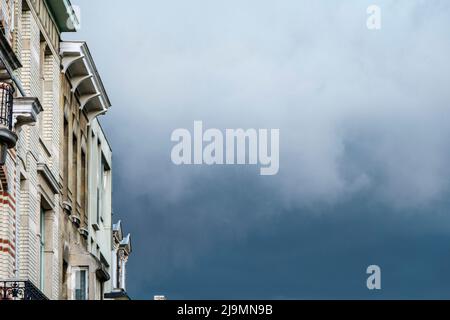 Clouds and colors of the sky announce heavy rain on the city | Les nuages et la couleur du ciel annoncent de fortes précipitations sur la ville Stock Photo