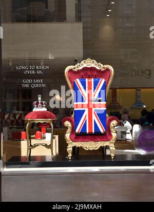 Regent Street, London, UK. 24th May 2022. Queen's Platinum Jubilee, SMEG fridge window display. Credit: Matthew Chattle/Alamy Live News Stock Photo