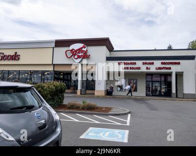 Lynnwood, WA USA - circa May 2022: Exterior view of the front of a Guitar Center store in a strip mall area. Stock Photo