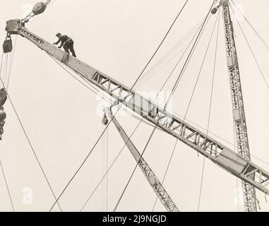 Lewis Hine - Construction Photography - Jumping the Derrick Stock Photo
