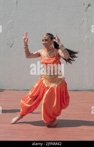 An attractive teenage dancer from the Avantikas group performs at the Bollywood & Indian Folk Fusion Dance Concert in Charles Drew Park in Queens, NYC Stock Photo