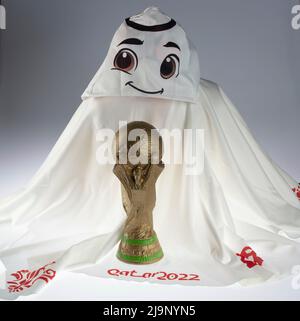 firo : 05/24/2022 Fuvuball, FIFA World Cup 2022 World Cup, World Championship Mascot A flying white robe with the name La'eeb is the official mascot for the Fuvuball World Cup this year in Qatar Doha The Arabic word La'eeb means something like very talented player. with WM Trophv§e Replica Stock Photo