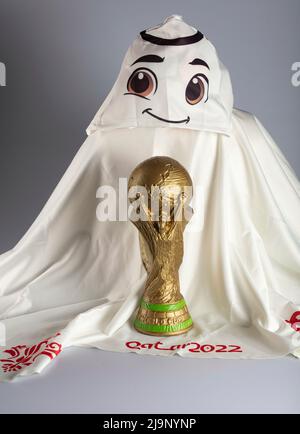 firo : 05/24/2022 Fuvuball, FIFA World Cup 2022 World Cup, World Cup mascot A flying white robe with the name La'eeb is the official mascot for the Fuvuball World Cup this year in Qatar Doha The Arabic word La'eeb means something like very talented player. with WM Trophv§e Replica Stock Photo