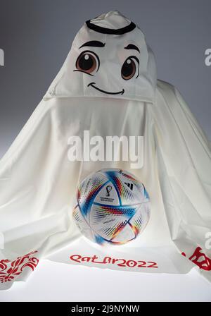 firo : 05/24/2022 Fuvuball, FIFA World Cup 2022 World Cup, World Championship Mascot A flying white robe with the name La'eeb is the official mascot for the Fuvuball World Cup this year in Qatar Doha The Arabic word La'eeb means something like very talented player. with Adidas 2022 World Cup Ball 'Al Rihla' becomes Official Match Ball Stock Photo