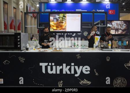 Parkked, Nonthaburi, Thailand. 24th May, 2022. The chef at the food product booth distributed food to those who attended the THAIFEX ANUGA EXPO to taste. (Credit Image: © Atiwat Silpamethanont/Pacific Press via ZUMA Press Wire) Stock Photo