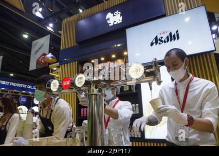 Parkked, Nonthaburi, Thailand. 24th May, 2022. The beer booth staff poured beer into glasses and distributed them to those attending the food and beverage expo. (Credit Image: © Atiwat Silpamethanont/Pacific Press via ZUMA Press Wire) Stock Photo