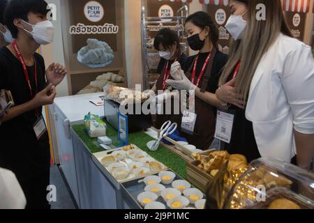 Parkked, Nonthaburi, Thailand. 24th May, 2022. Food products booth staff distributed food for those who attended the THAIFEX ANUGA EXPO to taste. (Credit Image: © Atiwat Silpamethanont/Pacific Press via ZUMA Press Wire) Stock Photo