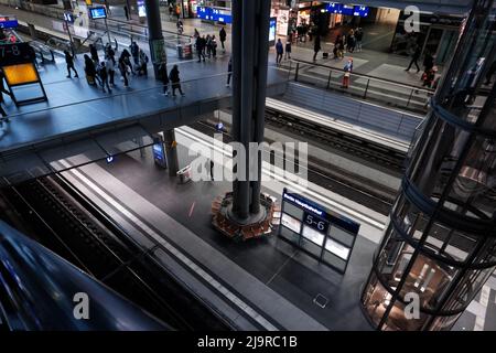 Berlin, Germany. 15th Apr, 2022. People walk on the different levels of the main station. Credit: Stefan Jaitner/dpa/Alamy Live News Stock Photo