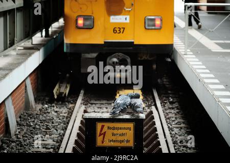 Berlin, Germany. 15th Apr, 2022. Two pigeons are cooing in front of a subway at Warschauer Straße station. Credit: Stefan Jaitner/dpa/Alamy Live News Stock Photo