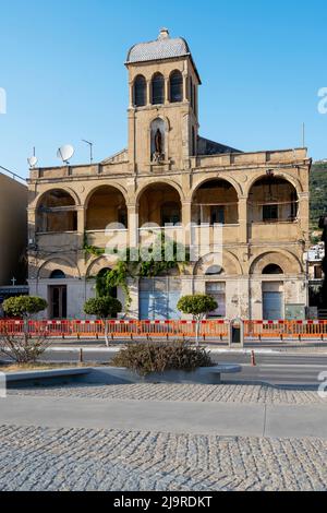 Griechenland, Insel Samos, Inselhauptort Saos (auch Vathy), Uferpromrnade Soufouli, links Catholic Church of the Assumption of the Blessed Virgin Stock Photo