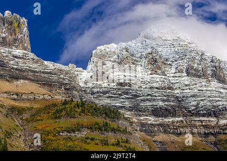 The Garden Wall with seasons first snow in Glacier National Park ...