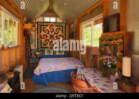 Leavenworth, Washington State, USA. This 'Tiny House' is a darling 8' x 15' cabinette enjoyed for a weekend home for several years and is now a tiny g Stock Photo
