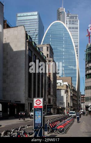 View of east elevation from Houndsditch, with Salesforce ( Heron ) Tower in the background. 70 St. Mary Axe, City of London, United Kingdom. Architect Stock Photo