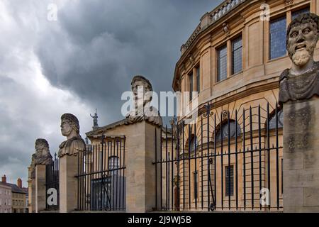 OXFORD ENGLAND BROAD STREET OUTSIDE OF THE SHELDONIAN CARVED BUSTS OR HEADS OF THE HERMS OR EMPERORS Stock Photo