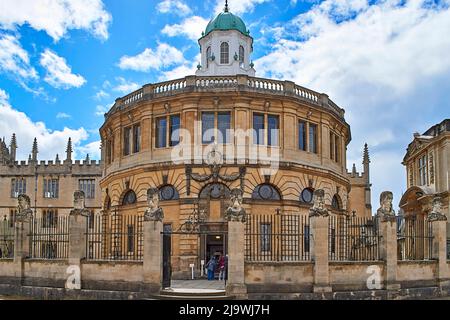 OXFORD ENGLAND BROAD STREET OUTSIDE THE SHELDONIAN SEVEN CARVED BUSTS OF THE HERMS OR EMPERORS Stock Photo