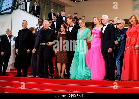 Cannes, France. 25th May, 2022. CANNES - MAY 25: Steve Binder, Tom Hanks, Austin Butler, Director Baz Luhrmann, Priscilla Presley, Alton Mason, Natasha Bassett and Producer Patrick McCormick arrives to the premiere of ' ELVIS ' during the 75th Edition of Cannes Film Festival on May 25, 2022 at Palais des Festivals in Cannes, France. (Photo by Lyvans Boolaky/ÙPtertainment/Sipa USA) Credit: Sipa USA/Alamy Live News Stock Photo
