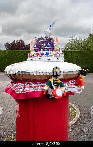 Queen Elizabeth II platinum jubilee decorations, post box yarn bombing, England, UK, May 2022 Stock Photo
