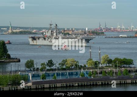 USS Bataan (LHD-5), an amphibious assault ship from Norfolk, Va., moving up the Hudson River in New York harbor for the start of Fleet Week 2022. Stock Photo