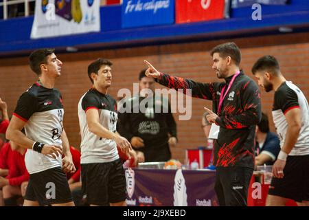 Villa Ballester, Argentina. May 25, 2022. Balonmano USAB (CHL) coach and players at Estadio SAG Villa Ballester in Villa Ballester, Buenos Aires, Argentina. Credit: Fabian Lujan/ASN Media/Alamy Live News Stock Photo