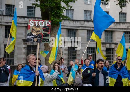 London, UK. 25th May 2022. People have gathered in Whitehall to protest against Russia's ongoing war in Ukraine. Credit: Kiki Streitberger / Alamy Live News Stock Photo