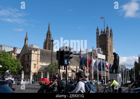 Westminster, London, UK. 25th May, 2022. Blue skies above the Palace of Westminster. The scandal around the alleged Covid-19 rule breaking by Prime Minister Boris Johnson heightened today as the long awaited Partygate report by Sue Gray was published. Credit: Maureen McLean/Alamy Live News Stock Photo