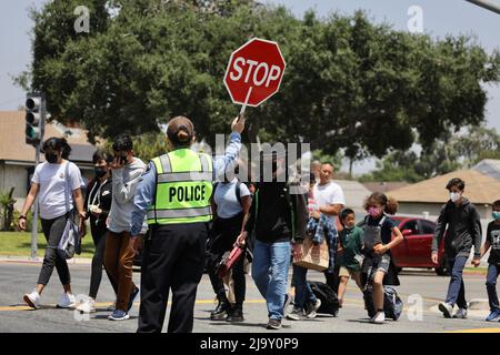 California, USA. 26th May, 2022. A police officer works as a crossing guard at an intersection near Fremont Elementary School in Los Angeles County, California, the United States, May 25, 2022. TO GO WITH 'Roundup: Southern California authorities on high alert after Texas school mass shooting' Credit: Xinhua/Alamy Live News Stock Photo