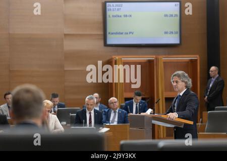 Ljubljana, Slovenia. 25th May, 2022. Robert Golob, leader of the center-left Freedom Movement (FM), addresses the National Assembly of Slovenia in Ljubljana, Slovenia, May 25, 2022. The Slovenian parliament on Wednesday confirmed Robert Golob as the country's new prime minister, in a secret vote with 54 votes against 30. Credit: Zeljko Stevanic/Xinhua/Alamy Live News Stock Photo