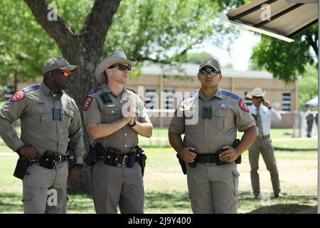 Uvalde, Texas United States, 25th May, 2022: Texas Dept. of Public Safety officers stand outside Robb Elementary school in Uvalde where a lone gunman killed 19 schoolchildren and 2 teachers on May 24, 2022 Credit: Bob Daemmrich/Alamy Live News Stock Photo