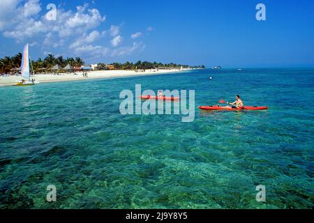 Touristen paddeln mit Kajaks am Strand von Santa Lucia, Provinz Camaguey, Kuba, Karibik | Couple kayaking, at the beach of St. Lucia, Camaguey provinc Stock Photo