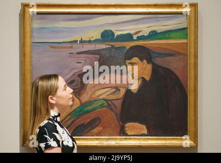 A member of gallery staff views 'Melancholy' during a preview of The Morgan Stanley exhibition: Edvard Munch - Masterpieces from Bergen in the Courtauld Gallery, Somerset House, London. The exhibition features 18 paintings providing an overview of Munch's artistic development, many of which areon show in the UK for the first time. Picture date: Thursday May 26, 2022. Stock Photo