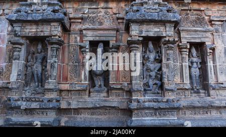 Stone Sculptures of Shiva Parvati, Vishnu on Garuda and others  on East Gopuram of Nataraja Temple, Chidambaram, Tamilnadu, India Stock Photo