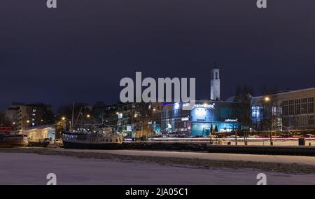 https://l450v.alamy.com/450v/2ja05c1/turku-finland-january-19-2016-turku-cityscape-photo-taken-on-a-dark-winter-night-illuminated-houses-and-ships-along-the-river-coast-2ja05c1.jpg