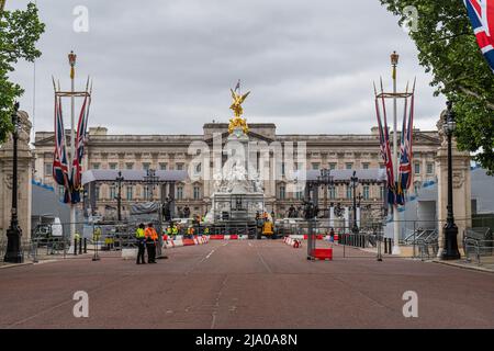 London UK, 26 May 2022.  Preparations continue outside  Buckingham Palace  for the final days before the  Platinum Jubilee celebrations as Queen Elizabeth becomes the longest reigning British monarch for 70 years on June 2 . Credit. amer ghazzal/Alamy Live News Stock Photo