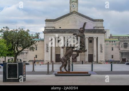 Hamish Mackie’s ‘Boxing Hares’ Sculpture at Guildhall Square 2022, Southampton, Hampshire, England, UK Stock Photo