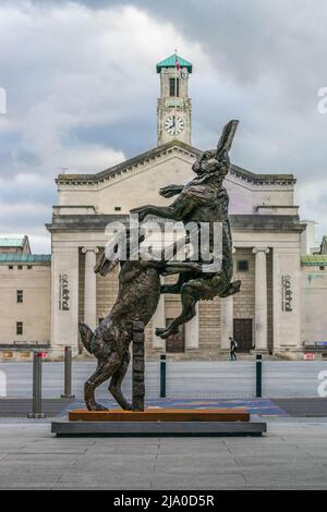 Hamish Mackie’s ‘Boxing Hares’ Sculpture at Guildhall Square 2022, Southampton, Hampshire, England, UK Stock Photo