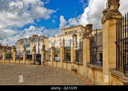 OXFORD CITY ENGLAND HERMS OR ROMAN EMPEROR HEADS FACING OUTWARDS AT THE SHELDONIAN Stock Photo